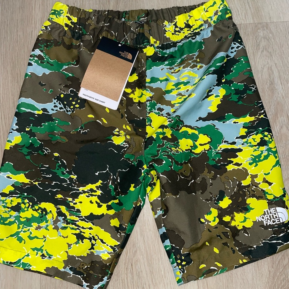 NWT The North Face green camouflage shorts